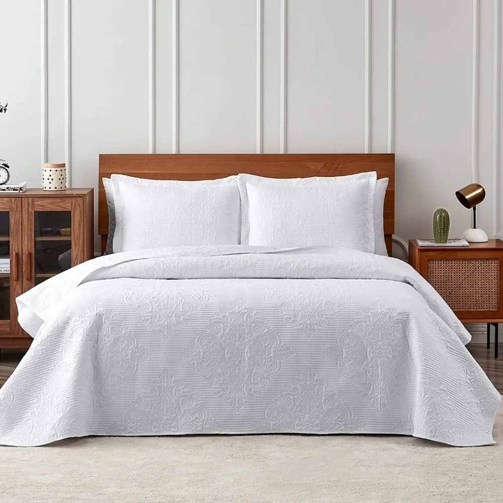EHEYCIGA White Lightweight Queen Quilt Set – 3 Piece – NWT